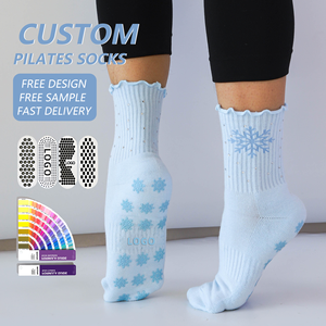Op maat gemaakte gebreide yogasocken met sneeuwpatroon, ruches en franjes voor dames, met antislip grip en hotfix strass steentjes. - Product Image 1