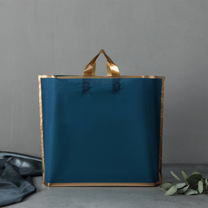 יצרן מותאם אישית לוגו פלסטיק לולאת ידית שקית מתנת בגדי PE אריזה קניות שקיות - Product Image 4