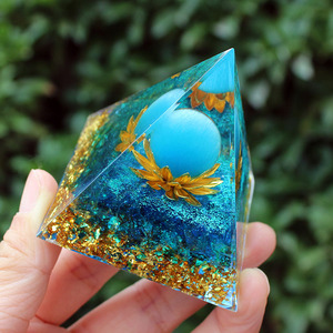 Pyramide en résine époxy avec cristal, ornement de bureau, verre œil-de-chat bleu, décoration d'intérieur, cadeau de collection - Product Image 3