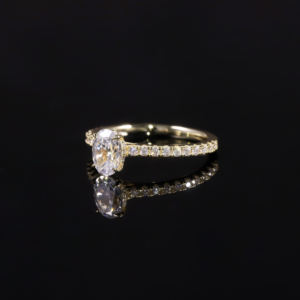 <span class=keywords><strong>Bague</strong></span> en <span class=keywords><strong>or</strong></span> massif 18 carats avec diamant de laboratoire certifié ovale pavé minimaliste délicat 5x7mm, vente en gros de bijoux glamour - Product Image 3