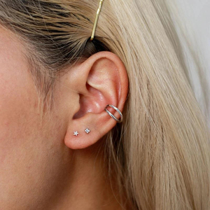 ROXI Boucles d'oreilles minimalistes plaquées or 18 carats avec quatre mini-billes - Product Image 6