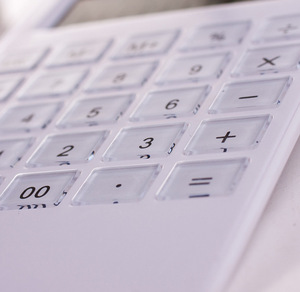 โลโก้ที่กําหนดเองผู้ถือ T สีขาวอะคริลิคใส 12 เครื่องคิดเลขอัตริยะดิจิตอลพลังงานแสงอาทิตย์คริสตัลคีย์บอร์ดเครื่องคิดเลขพลังงานคู่ - Product Image 2