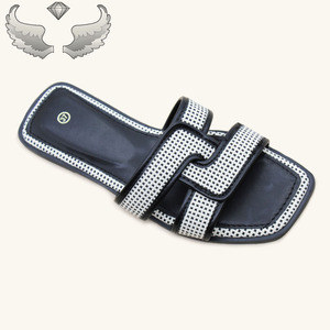 Serie espositiva di scarpe da <span class=keywords><strong>donna</strong></span> di nuovo stile estivo in Stock-<span class=keywords><strong>pantofole</strong></span> da <span class=keywords><strong>donna</strong></span> semplici ed <span class=keywords><strong>eleganti</strong></span> e alla moda - Product Image 5