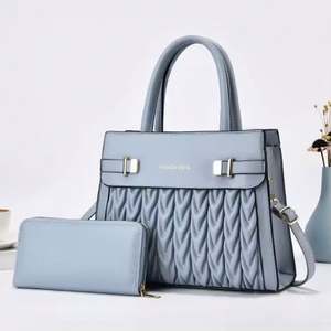 Sac à main multicolore fait à la main avec une base rose et une impression de raisins en 3D, un modèle moderne et élégant pour femmes - Product Image 4