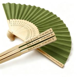 Éventail de mariée en bois pliable avec gravure personnalisée du nom des couple, décorations de mariage rustiques - Product Image 1