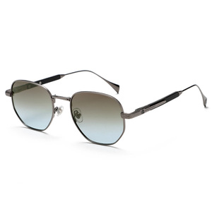 Gafas de Sol Unisex de Metal con Lentes TAC, Protección UV400 Tipo 3, Montura Negra, Bisagras de Resorte para Conducir y Uso en Exteriores - Product Image 1