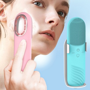 Cepillo de Limpieza Facial 4 en 1 Portátil e Impermeable, Recargable por USB, Herramienta de Silicona para Limpiar Poros, Exfoliante Facial - Product Image 1
