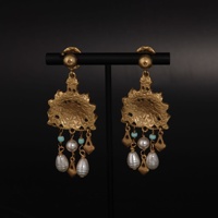 Boucles d'oreilles pendantes vintage en or antique, motif floral ajouré, avec perles et pompons, élégantes et spectaculaires pour femme