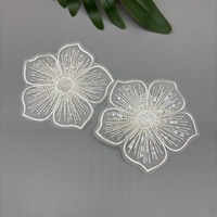 Patch en tissu à coudre avec dentelle florale noire et blanche, perles et broderie de sequins