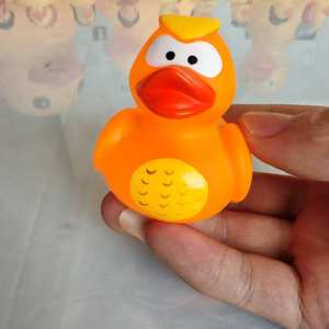 Pato de vinilo ecológico no tóxico con logotipo personalizado, juguete <span class=keywords><strong>para</strong></span> apretar, juego de chirrido, sonido de agua, pato de Doctor creativo <span class=keywords><strong>para</strong></span> <span class=keywords><strong>regalo</strong></span> promocional - Product Image 6
