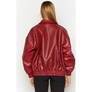 Chaqueta de Cuero PU Roja Personalizada 2026 para Mujer, Estilo Bomber Acolchada con Cierre, Chaqueta de Invierno Estilo Y2K, Manga Larga, Tejido Entrecruzado - Product Image 4