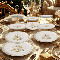 Luxuriöses Weihnachts-Keramik-Geschirrset in Weißgold mit Goldrand-Tellern, Porzellan-Tassen und Rentier-Muster für Festliche Tischdekoration