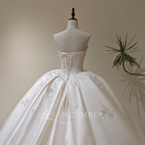 Robe de mariée longue bouffante LY113, style classique moderne, avec dentelle brodée, fleurs 3D et appliques en cristal - Product Image 4