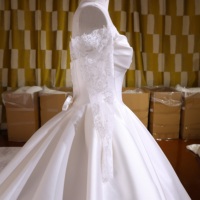 Robe de mariée de luxe 3787, style robe de bal, épaules dénudées, en satin drapé, manches longues en dentelle, dos lacé, grandes tailles, sur mesure, vente en gros