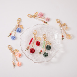 Porte-clés de voiture suspendu en forme de rose camélia 2026, pour femmes, avec un joli pompon en perles, une fleur en métal, une feuille, décoration de sac, accessoires intérieurs de voiture - Product Image 2