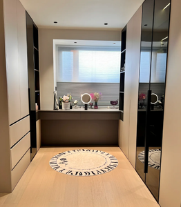 Armoire-penderie en bois blanc intégrée au design moderne, dernière génération, pour un usage en appartement - Product Image 2