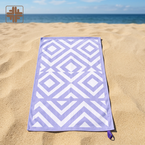 Serviette de plage à motif géométrique moderne, rectangulaire, violette et blanche, à séchage rapide, imprimée, pour adultes, pour l'été - Product Image 1
