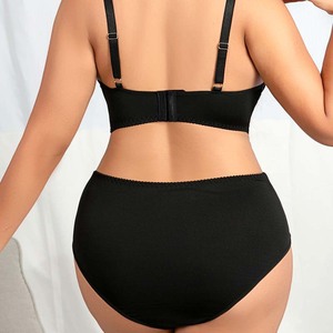 SMOOTH Set di Lingerie Personalizzato per Donne Taglie Forti, 2 Pezzi, con Ricami Floreali in Rete, Reggiseno e Mutandine - Product Image 4