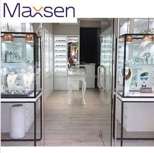 Vetrina per Gioielli Moderna ed Elegante in Oro con Illuminazione LED per Negozi di Lusso e Design d'Interni - Product Image 5