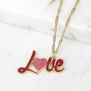 Kalung Ringan Berkilau dengan Hiasan Emas, Huruf Cinta Kursif Berbentuk Hati Berkilauan Merah Muda dan Merah Mengkilap - Product Image 2