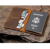 Couverture de passeport unique en cuir véritable de luxe avec porte-carte intégré Technologie de blocage RFID Fermeture sécurisée à deux volets Global