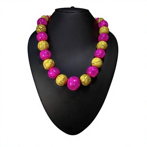 Elegante y Chic Collar de Resina Ecológica con Colgante Esculpido a Mano, Patrón Artístico Coleccionable, Joyería de Moda - Product Image 1