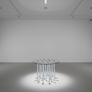Table basse moderne minimaliste avec structure en tuyaux et plateau en verre trempé pour <span class=keywords><strong>studio</strong></span> de bougies artisanales et boutique de bijoux de créateurs indépendants - Product Image 2