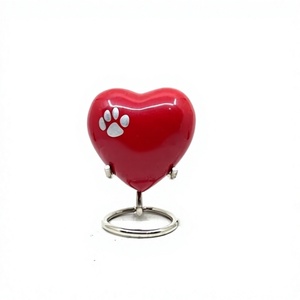 Urne funéraire classique en forme de cœur rouge, tenue par des mains blanches, décoration pour souvenir commémoratif d'un adulte - Product Image 6