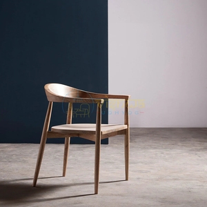 Fauteuil d'appoint en bois de Sheesham nordique avec dossier incurvé, accoudoirs sculptés et pieds effilés – Mobilier de salon moderne et minimaliste - Product Image 5