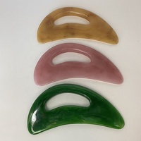Outil de massage Gua Sha personnalisé en résine verte et rose pour le corps, idéal pour le dos, le cou, le visage, les jambes et le drainage lymphatique en spa et beauté.