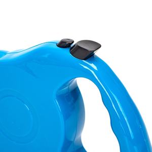 Correa automática para perros de hasta 15 kg, longitud ideal para paseos cómodos y controlados al aire libre. - Product Image 1