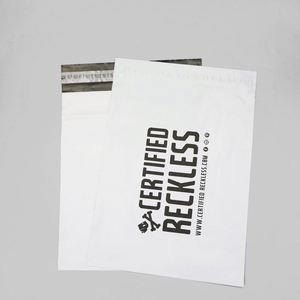 Sacs d'expédition compostables personnalisés en polyéthylène à soufflets latéraux avec fonctions de sécurité pour l'emballage de vêtements et logos personnalisés - Product Image 1
