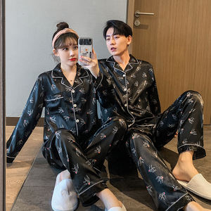 Venta al por mayor Piyamas Unisex Pijamas de manga larga Pijamas de seda de imitación Hombre Homewear Mujeres Pareja <span class=keywords><strong>Pijama</strong></span> Conjunto de dos piezas - Product Image 1