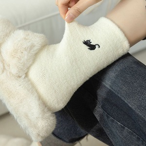 Chaussettes mi-mollet épaisses et chaudes pour femmes avec broderie de chat, chaussettes de nuit en peluche pour la maison - Product Image 1