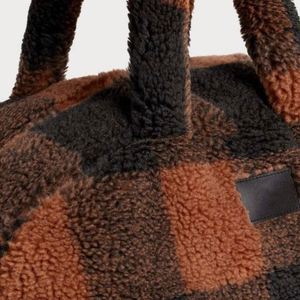 Sac de voyage personnalisé en polaire Sherpa Teddy, sac à main pour filles, sac de week-end en fourrure pelucheuse pour femmes et hommes - Product Image 2