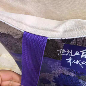 กระเป๋าโท้ทลายดอกไม้สีม่วงพิมพ์โลโก้แบบกำหนดเองเป็นมิตรกับสิ่งแวดล้อมสำหรับผู้หญิง ใช้สำหรับช้อปปิ้งและเดินทาง กันน้ำ ความจุขนาดใหญ่ - Product Image 4