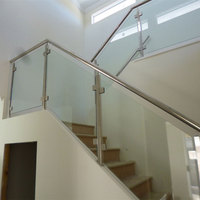 Système de balustrade d'escalier en verre feuilleté avec main courante en acier inoxydable pour extérieur