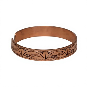 Brazalete de Cobre Puro con Motivo de Cúpula Antigua Intrincada, Joyería Metálica de Moda con Diseño Exquisito - Product Image 1