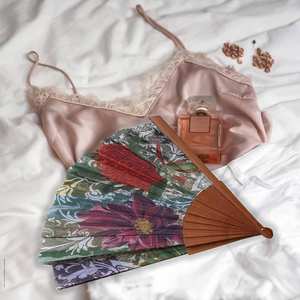 Abanico de Mano de Alta Calidad, Diseño Vintage con Varios Motivos Florales, Varillas de Hierro y Madera - Product Image 5