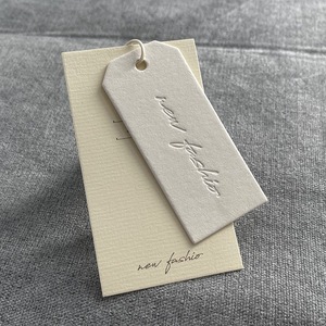 Etiquetas de columpio personalizadas ecológicas, etiquetas de ropa blancas, logotipo en relieve incoloro, etiquetas colgantes para ropa - Product Image 5