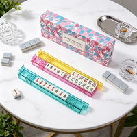 Ensemble d'accessoires de Mahjong de voyage 4 pièces, supports de tuiles de Mahjong colorés transparents antidérapants, boîte cadeau imprimée de qualité supérieure pour jeu à domicile ou en soirée