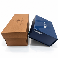 Élégante boîte cadeau rigide pliable bleu marine avec logo personnalisé imprimé UV sélectif et doublure en éponge pour marque de cosmétiques et vêtements portables