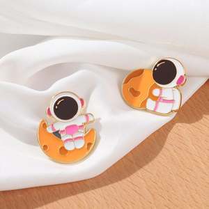 Nuova serie astronauta spilla in lega squisita coppia maschio e femmina luna astronauta modellazione smalto morbido distintivo spilla - Product Image 4