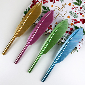 Penna a Sfera Promozionale di Alta Qualità a Forma di Piuma in Plastica, Rossa e Rosa, con Punta da 1.0mm, Logo Sportivo, per Scrittura - Product Image 3