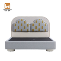 Lit d'enfant moderne en forme de nuage avec motif géométrique, cadre rembourré en tissu pour chambre, hôtel, maison, appartement