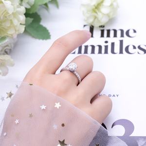 Anillo de Compromiso y Matrimonio Messi Jeweley MSR-540 de Oro Blanco de 14K con Esmeralda y Moissanita de 7mm - Product Image 4