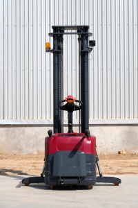 รถยกพาเลทไฟฟ้าแบบ 4 ทิศทาง พร้อมเสาสูงสำหรับคลังสินค้า - Product Image 4