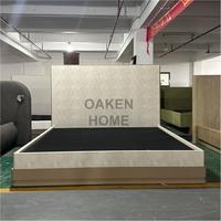 OAKEN Modernes Kunstleder-Haifischhaut-Polsterbett Eichenholz Kingsize-Bettgestell Niedriges Profil Luxus-Villa Schlafzimmermöbel