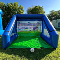 Jeu de fléchettes de football gonflable interactif pour défi au but sur terrain de sport, idéal pour fêtes de carnaval en extérieur