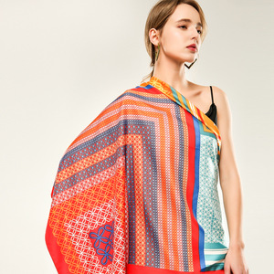 Écharpe carrée en twill satiné avec motif nœud – Châle doux effet soie, foulard personnalisé pour femme - Product Image 2